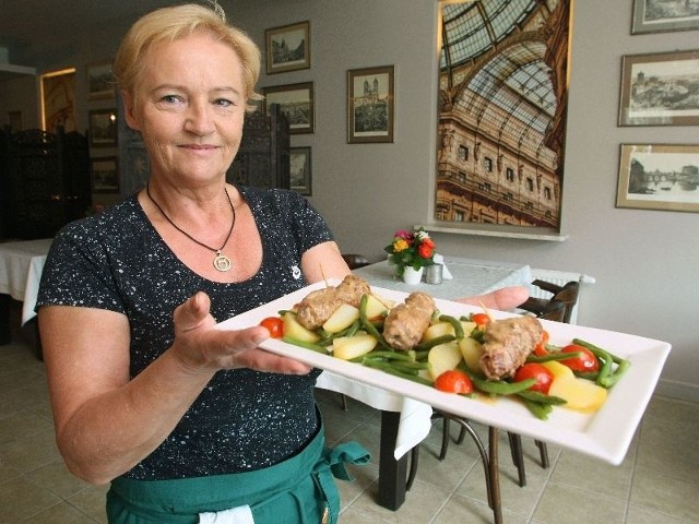 Teodozja Witkowicz, właścicielka i szefowa kuchni w Ristorante Italiano prezentuje jedną z nowości w menu &#8211; cielęcinę w sosie musztardowym.