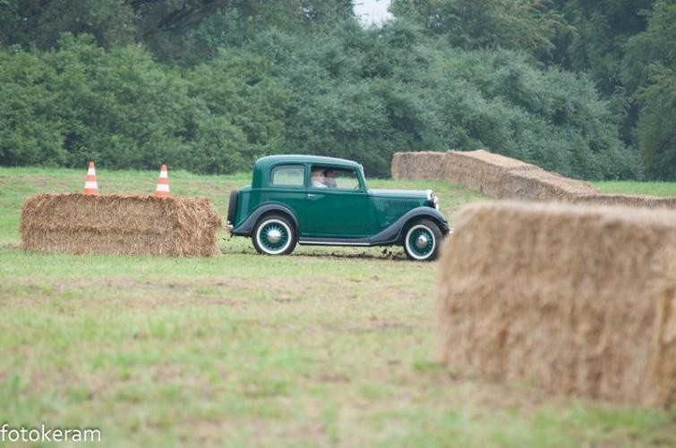 Widowiskowe próby sportowe samochodów zabytkowych na Moto...