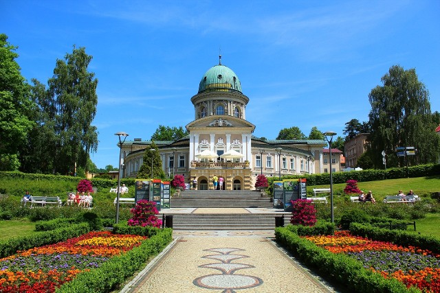 Leczenie w sanatorium jest możliwe na podstawie skierowania z NFZ, ZUS lub z KRUS oraz płatnie w placówkach oferujących usługi prywatne.