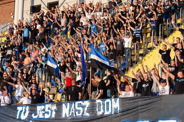 W środę o godz. 19.00 przed trybuną B stadionu Zawiszy przy ul. Gdańskiej odbyła się prezentacja zespołu Zawiszy, beniaminka IV ligi.Trybuna B znów należała do kibiców "Zetki".Krzysztof Bess, prezes Stowarzyszenia Piłkarskiego Zawisza, podkreśla, że w ten sposób chciano przywrócić ducha Zawiszy na tym obiekcie.Jednak mecz 2. kolejki IV ligi, pierwszy w tym sezonie podopiecznych Jacka Łukomskiego (derby z Chemikiem Moderatorem z 1. kolejki przełożone), odbędzie się na boisku przy ul. Sielskiej w Fordonie. Początek spotkania z Lechem Rypin w czwartek o godz. 11.00.ZOBACZ ZDJĘCIA Z PREZENTACJI NIEBIESKO-CZARNYCH NA STADIONIE ZAWISZY >>>>>