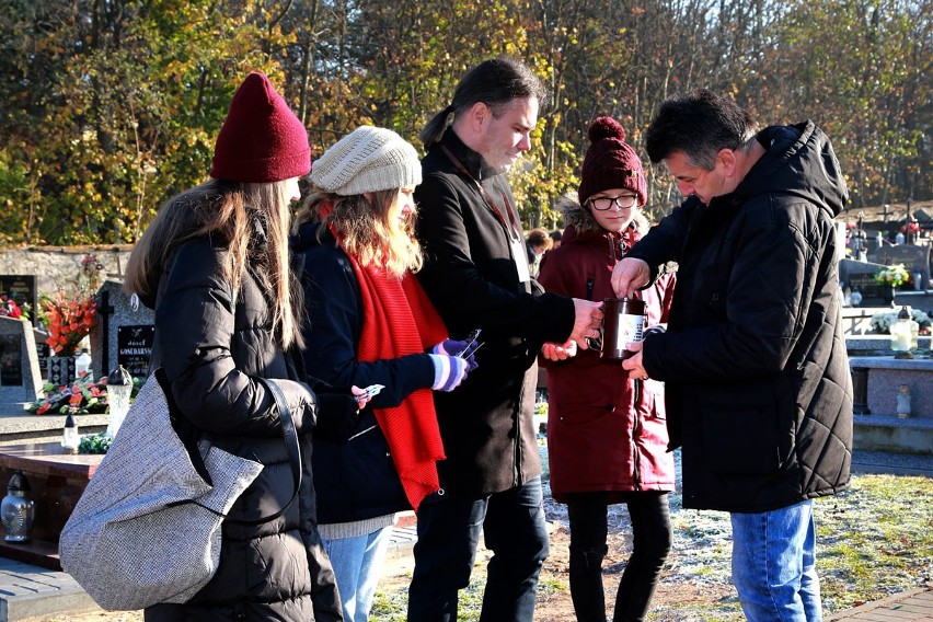 Kwesty na cmentarzach w Brzezinach i Lisowie. Kwestowali radni, dyrektorzy oraz burmistrz
