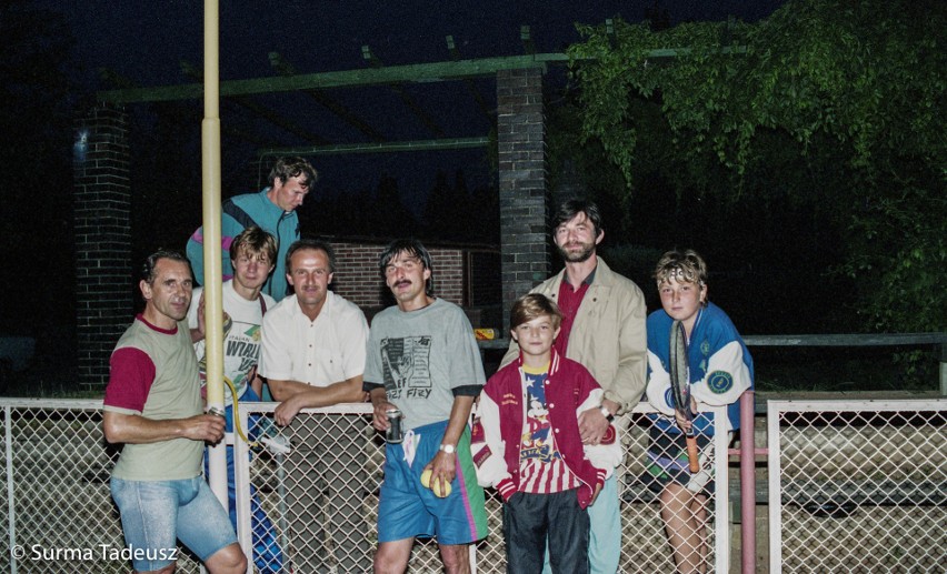 Mieszkańcy Stargardu i kolarze w 1992 roku. Kryterium z Ryszardem Szurkowskim. zOBACZ archiwalne zdjęcia 