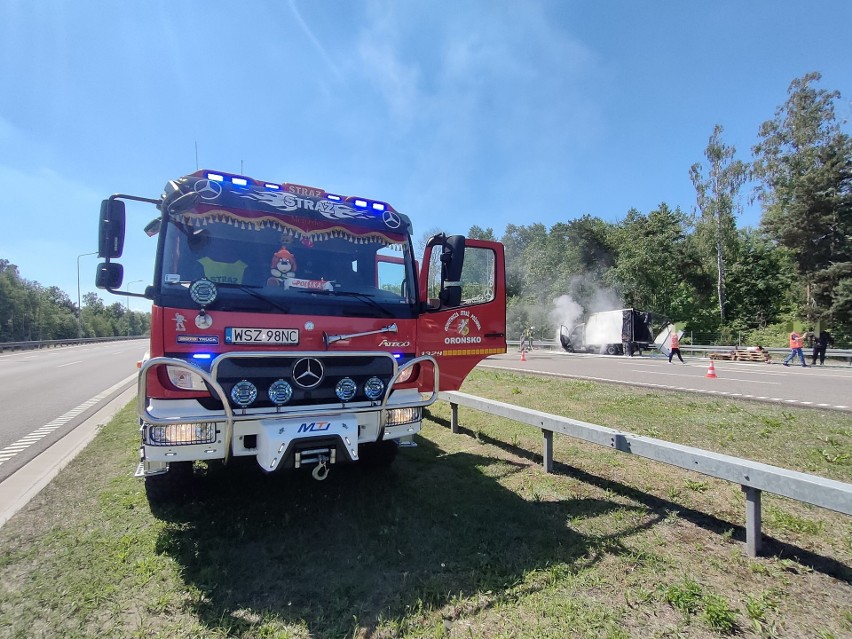 Pożar busa z kontenerem na krajowej drodze S7 w powiecie radomskim. Były utrudnienia 
