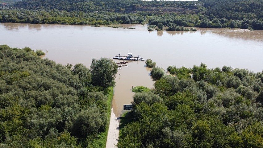 Mieszkańcy Janowca z niepokojem patrzą na rosnący poziom wody w Wiśle