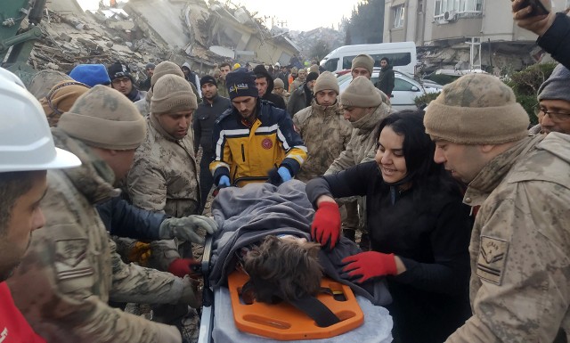 Radosć tureckich ratowników po wyciągnięciu z gruzów 10-letniej dziewczynki.