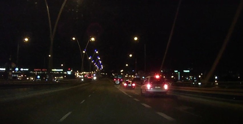 Szaleńcza jazda kierowcy BMW na Trasie Uniwersyteckiej. "Było naprawdę ciasno" [wideo]