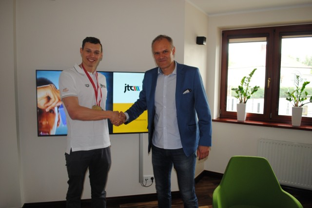 Kacper Majchrzak odbiera gratulacje od swojego sponsora, prezesa firmy JTC, Jacka Trzeciaka