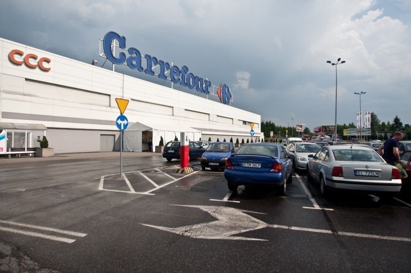 Pierwszym marketem uruchomionym w Łodzi był Carrefour na...