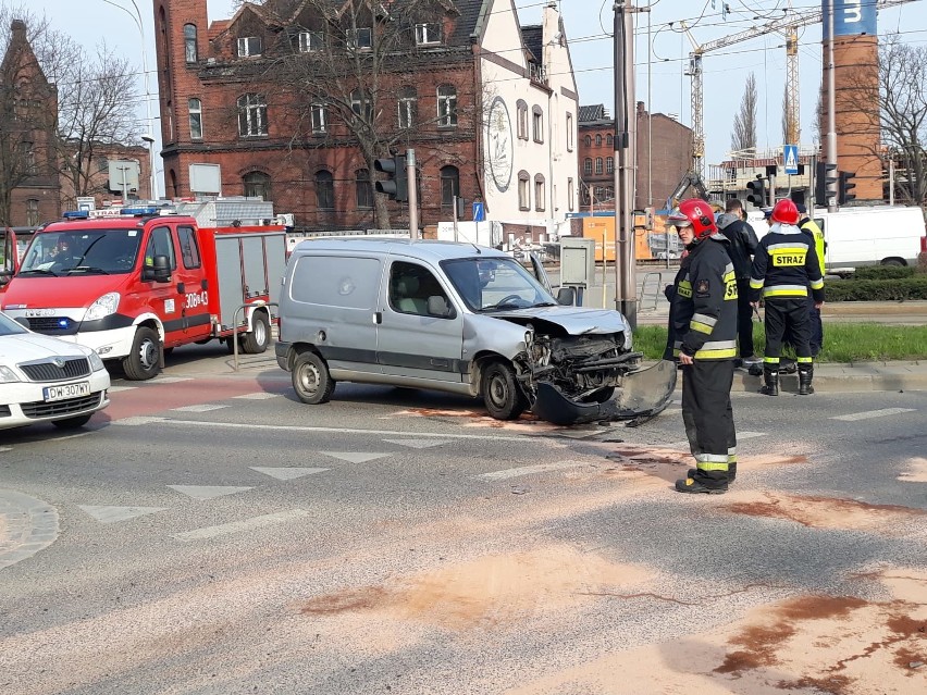 Wypadek przy mostach Warszawskich. Wjechał na czerwonym? (ZDJĘCIA)