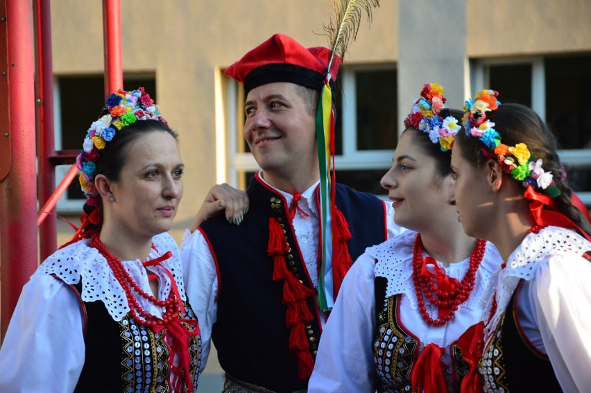 Koncert z okazji 80-lecia ZPiT "Elegia" na boisku szkolnym...