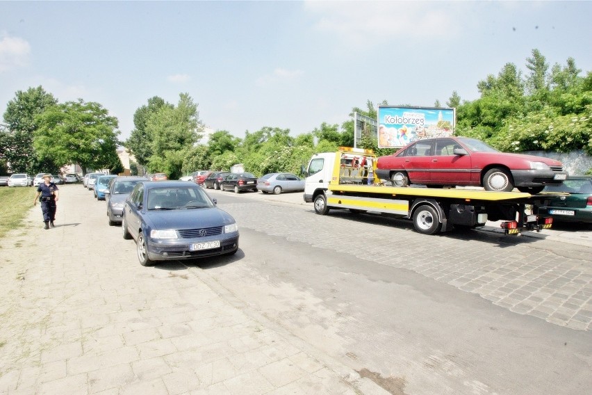 Wrocław: Straż miejska odholowuje samochody z Księcia Witolda (ZDJĘCIA)