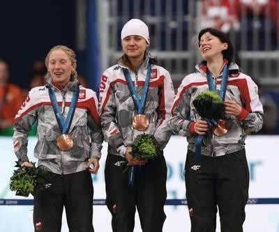 Brązowe medalistki biegu drużynowego, od lewej: Luiza Złotkowska, Katarzyna Woźniak, Katarzyna Bachleda-Curuś Fot. PAP/EPA/Friso Gentsch