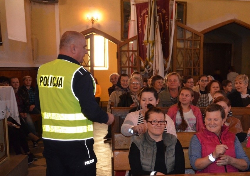 Gmina Szydłowiec. Policjanci rozdawali wiernym odblaski w kościele w Wysokiej