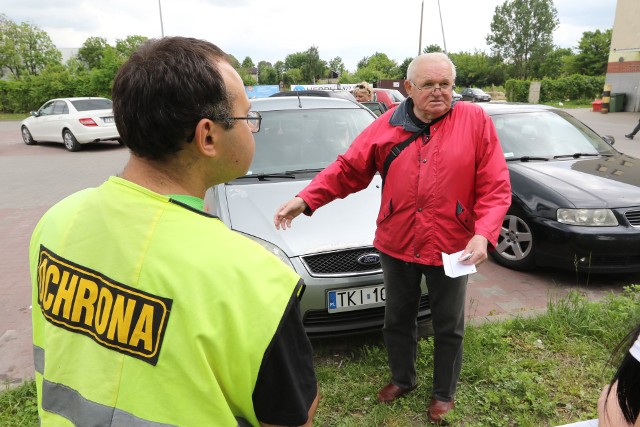 Czesław Borowiec był w szoku, kiedy zobaczył, że za szybą swojego auta ma wezwanie do zapłaty 90 złotych. W podobnej sytuacji codziennie jest mnóstwo klientów Biedronki, którzy nie zauważają informacji, że aby parkować za darmo, trzeba najpierw pobrać bilet i umieścić go za szybą auta. Na parkingu dochodzi przez to to wielu nieprzyjemnych sytuacji i awantur.