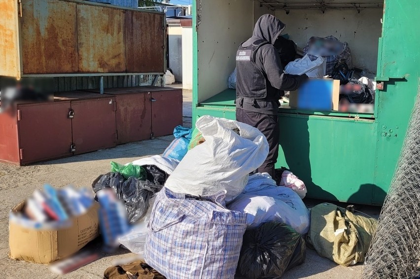 Podlaska KAS zlikwidowała przemytniczą dziuplę na targowisku...