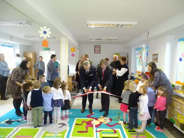 Uroczystego otwarcia nowego oddziału przedszkolnego dokonali między innymi (od lewej): Arkadiusz Sulima, burmistrz Zwolenia oraz Waldemar Urbański, wicestarosta zwoleński.