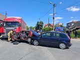 Groźny wypadek w Bochni z udziałem dwóch samochodów osobowych i ciężarówki, jedna osoba ranna. Zdjęcia