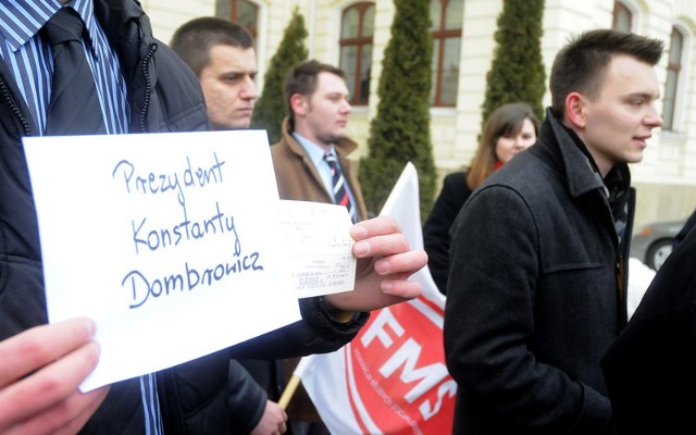 Młodzi lewicowcy zaprezentowali bilet do Gdańska przed ratuszem (z prawej Przemysław Biegański)