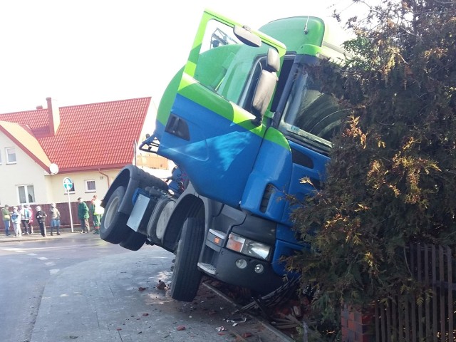 Wypadek w Sobolewie. Cysterna wypadła z drogi