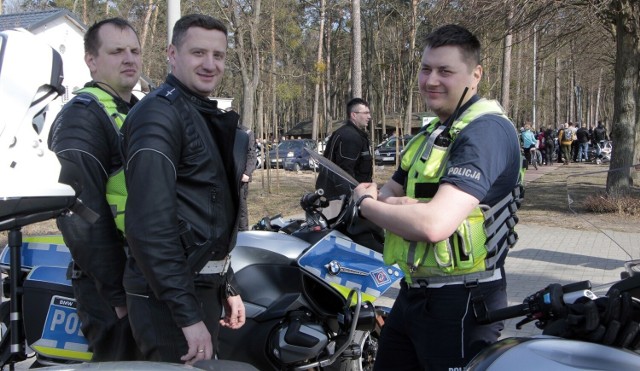 Mł. asp. Łukasz Kowalczyk (w środku), oficer prasowy grudziądzkiej policji zatrzymał sklepowego złodzieja