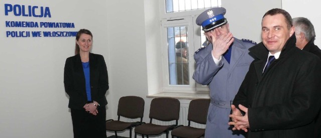 Komendant wojewódzki policji Jarosław Szymczyk oprowadza wicewojewodę Grzegorza Dziubka po pomieszczeniach odnowionej komendy.