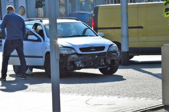 We wtorkowe przedpołudnie na skrzyżowaniu przy ulicy Zwycięstwa w Koszalinie doszło do kolizji dwóch samochodów osobowych - Audi i Opla. Nikomu nic się nie stało.Zobacz także Wypadek koło dworca PKP w Koszalinie