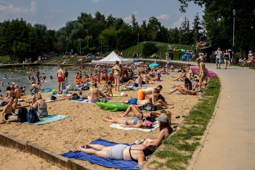 Kraków. Nad Bagrami jak nad Bałtykiem: wypełnione plaże i słoneczne kąpiele [ZDJĘCIA]