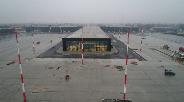 Nowość w otoczeniu terminala od strony wewnętrznej lotniska to nowe maszty oświetleniowe płyt postojowych dla samolotów.