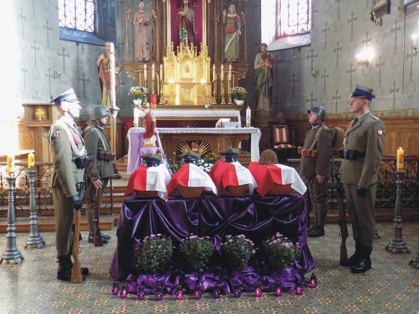 Żołnierze Wojska Polskiego po 76 latach spoczęli na cmentarzu w Mościskach