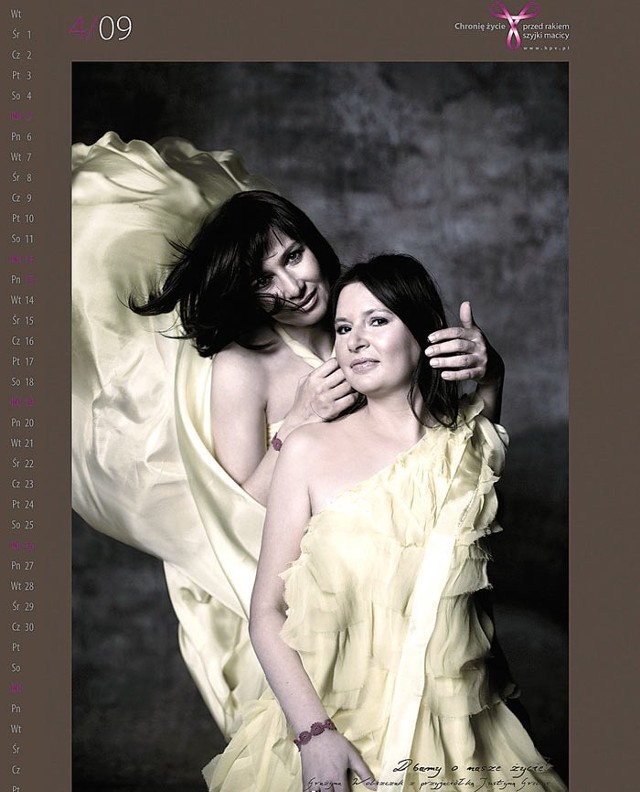 Na kwietniowej stronie kalendarza gości aktorka Grażyna Wolszczak oraz jej przyjaciółka Justyna Grelus.