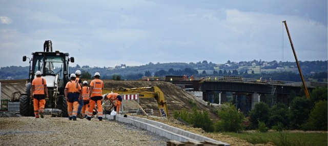 Obwodnica połączy nowy zjazd z autostrady A4 (Węzeł Niepołomice) z ul. Kwiatkowskiego w Niepołomickiej Strefie Inwestycyjnej. Droga warta ponad 60 mln zł ma być gotowa na przełomie 2021 i 2022 roku