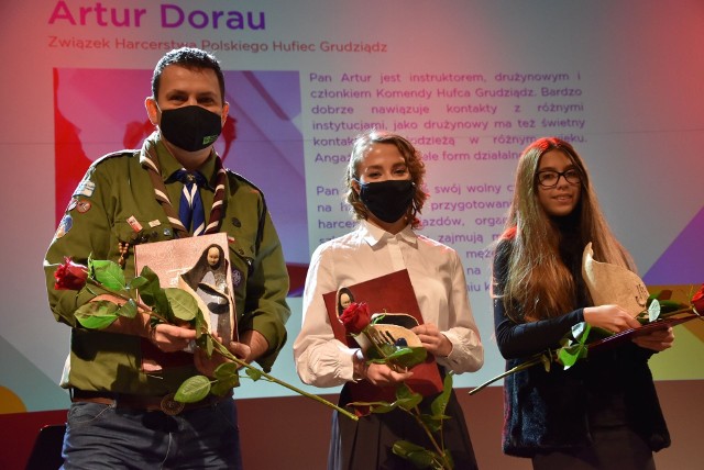 Laureaci konkursu: (od lewej) Wolontariusz Roku - Artur Dorau, Julia Prabuca z II  LO - Młodzieżowy Wolontariusz oraz Julia Maćkowiak z SP nr 4 - Dziecięcy Wolontariusz