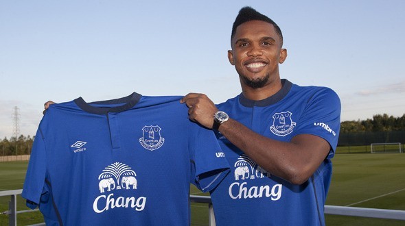 Samuel Eto'o z koszulką Evertonu