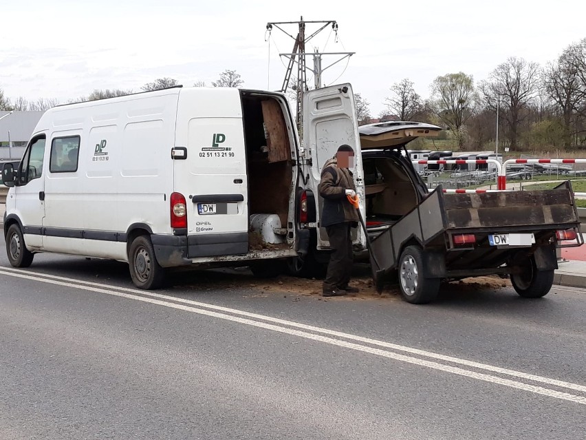 Wypadek mercedesa i busa na Sułowskiej. Ruch wahadłowy na obrzeżach Wrocławia (ZDJĘCIA)