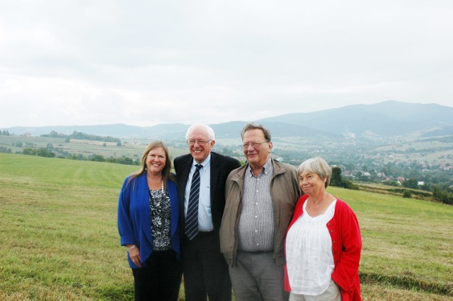 Senator Bernie Sander (drugi od lewej) z rodziną w Słopnicach, sierpień 2013 r.