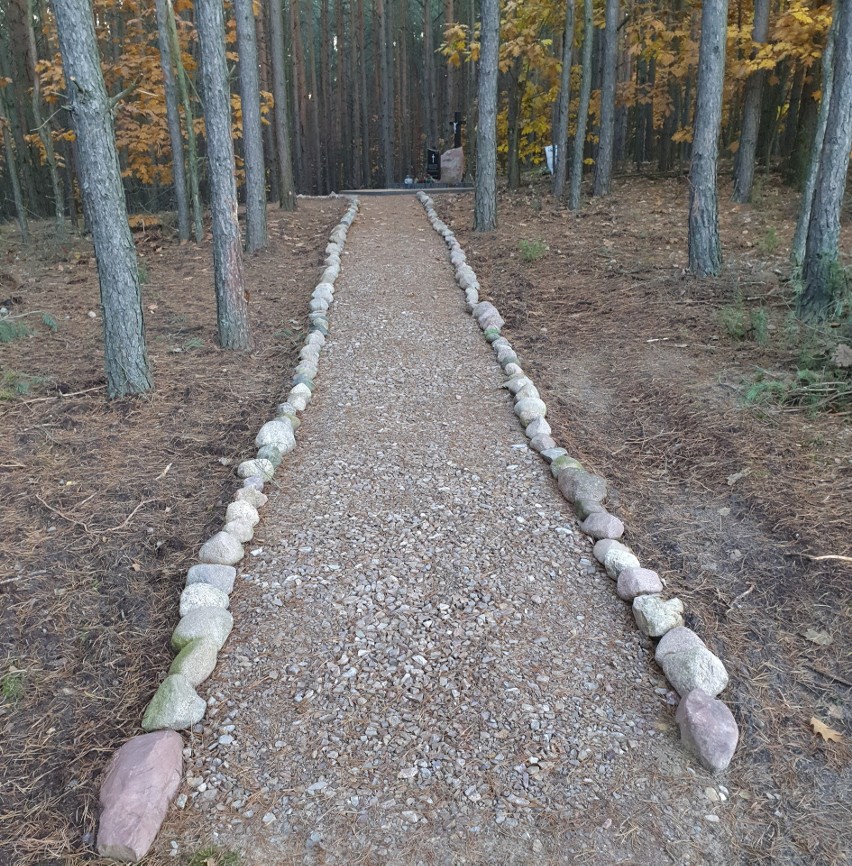 Gmina Odrzywół odnowiła leśny cmentarz w Kolonii Ossie, przy gminnej drodze