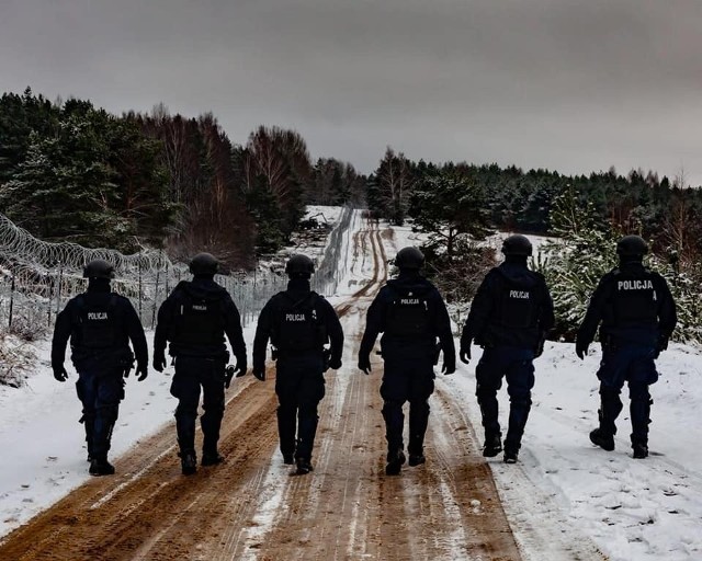 Policjanci z Krakowa pełnią służbę przy granicy Polski z Białorusią.