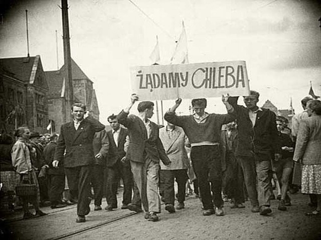 Manifestacja na ul. Armii Czerwonej (obecnie Święty Marcin) w Poznaniu w czerwcu 1956 roku (zdjęcie jest własnością publiczną)