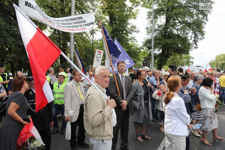 Pomnik Lecha Kaczyńskiego w Szczecinie odsłonięty z pompą. Prezydent w dynamicznej pozie, zamyślony nad Polską  [ZDJĘCIA]