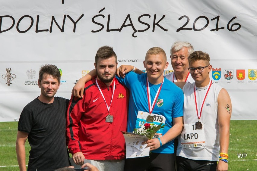 Michał Mazur (z dyplomem) zdobył złoty medal w rzucie młotem