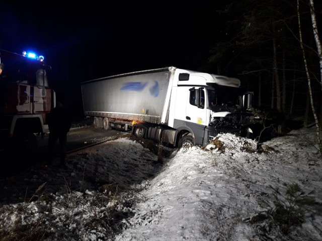 Zderzenie ciężarówki z samochodem osobowym. Kobieta trafiła do szpitala. Przez kilka godzin droga była zablokowana.