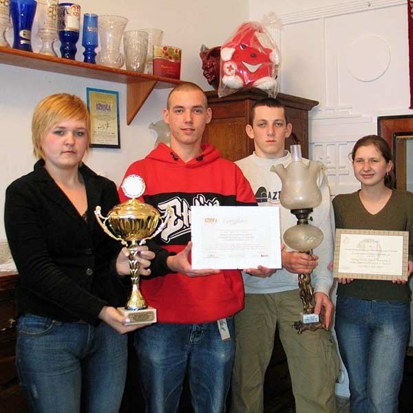 Uczniowie gastronomika pokazują najnowsze nagrody i wyróżnienia (od lewej: Ewelina Iwańczak, Jakub Tarapacki, Grzegorz Kopeć, Dorota Kozłowska). 