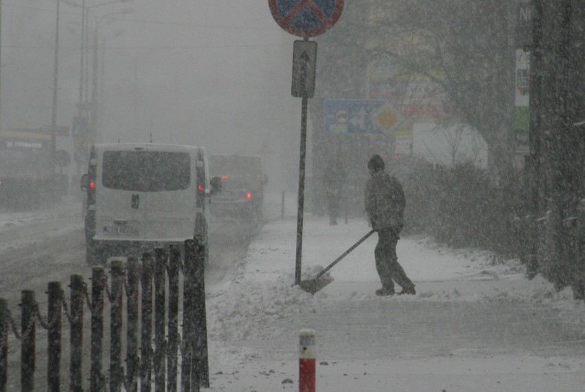 Zima wreszcie zawitała do Inowrocławia. Od rana w mieście...