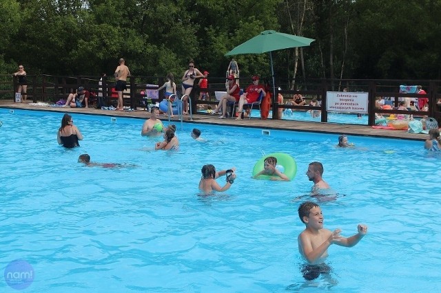 Można już korzystać z pełnej infrastruktury letnich basenów przy ul. Płockiej. Dużą popularnością cieszą się baseny przy ul. Lisek. Zobaczcie zdjęcia z jednego z lipcowych weekendów.