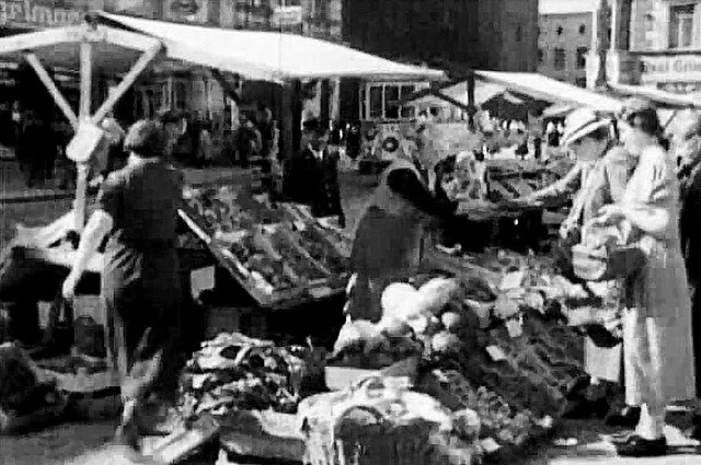 Jedno z ujęć filmu z 1931 roku. Widać na nim stragany stojące na placu przed ratuszem,  przed dzisiejszą ulicą Zwycięstwa
