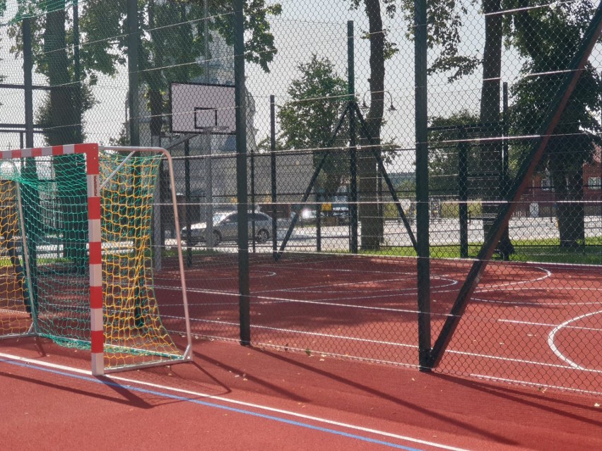 Nowy obiekt przy SP nr 1 gotowy. Od września uczniowie będą ćwiczyć na nowoczesnym boisku (zdjęcia)