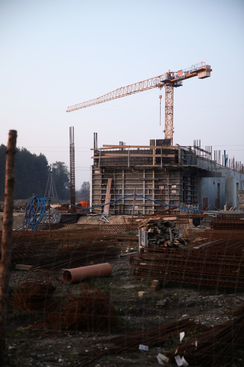 Kuriozum na budowie centrum treningowego Cracovii. Wybudowano trybunę i ją wyburzono. Klub potwierdza błąd budowlany [ZDJĘCIA]
