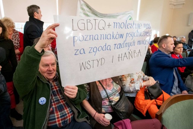Na wtorkowej sesji Rady Miasta Poznania około 100 osób protestowało przeciwko przyjęciu Europejskiej Karty Równości Kobiet i Mężczyzn w Życiu Lokalnym
