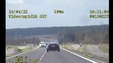 Kraśnik. Pędził 201 km/h po drodze wojewódzkiej. Policjantom tłumaczył, że chciał tylko „osuszyć” auto [WIDEO]