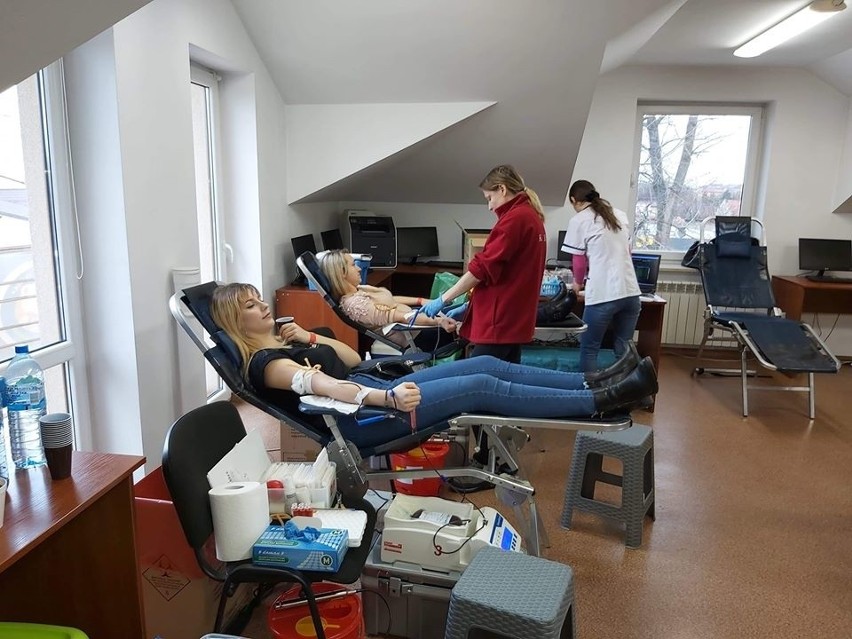 Kilkadziesiąt osób oddało krew w Kielcach dla Tomasza Molendy z Warzyna Pierwszego [ZDJĘCIA]
